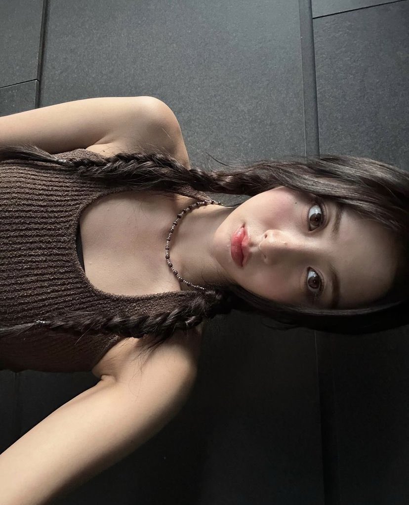 jenaissantz's tweet photo. some photos that i take when the lighting of the room looks very good, do i look suitable for braids? cause i think i look like a doll when my hairs on braids {😵‍💫}, and i like it! https://t.co/GDUM2Ww7TD