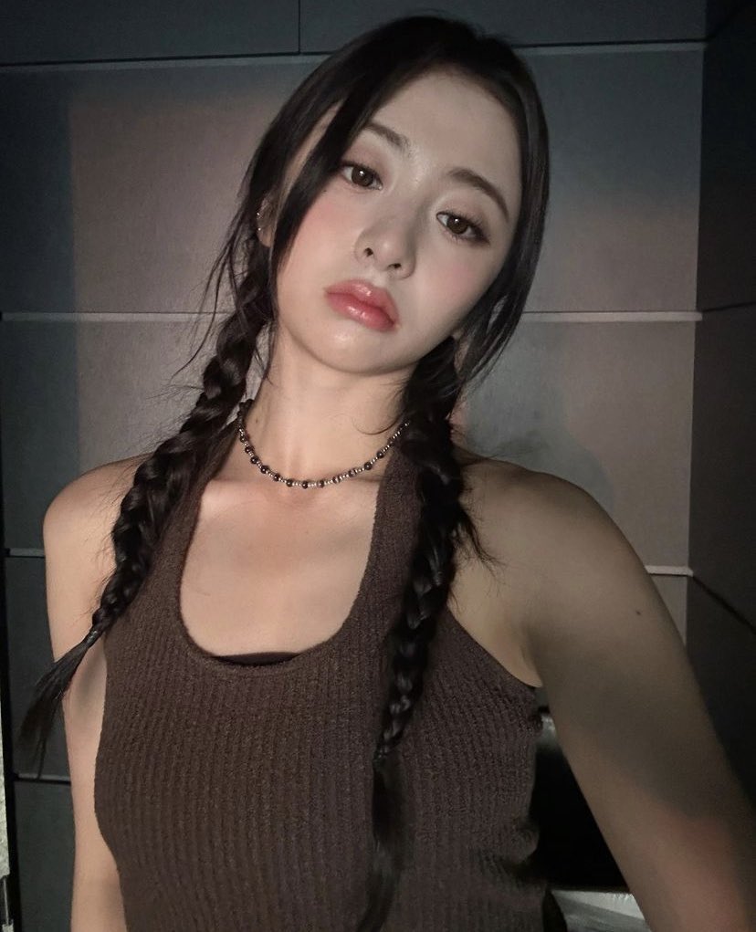 jenaissantz's tweet photo. some photos that i take when the lighting of the room looks very good, do i look suitable for braids? cause i think i look like a doll when my hairs on braids {😵‍💫}, and i like it! https://t.co/GDUM2Ww7TD