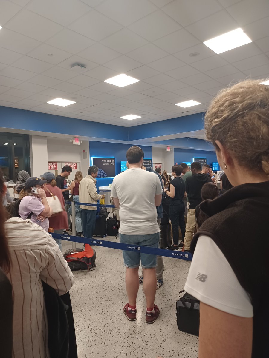 AmyJSchmitz1's tweet photo. 5 hours later and the line hasn't moved, and it's 12:30 am! @UnitedAirlines_ #consumernightmare https://t.co/5fiuxX9OPy