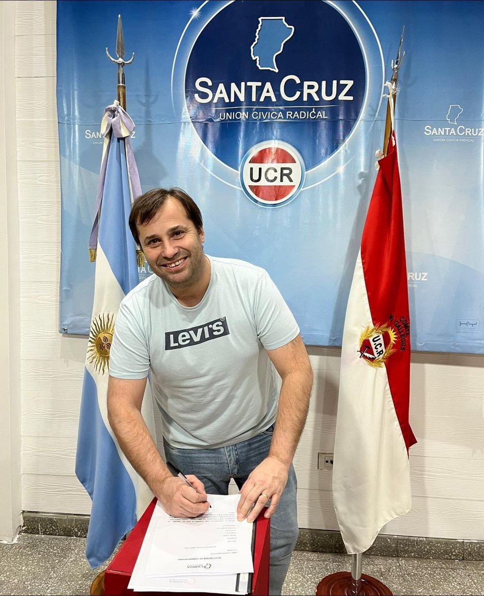 daniroquelok's tweet photo. VAMOS A CONSTRUIR LA SANTA CRUZ QUE SOÑAMOS !! 🇵🇱🇦🇷

Asumí el compromiso cómo candidato a Diputado Provincial acompañando a @roxanareyessc como Candidata a Gobernadora para las elecciones generales del próximo 13 de agosto. https://t.co/RMFwzWq3td