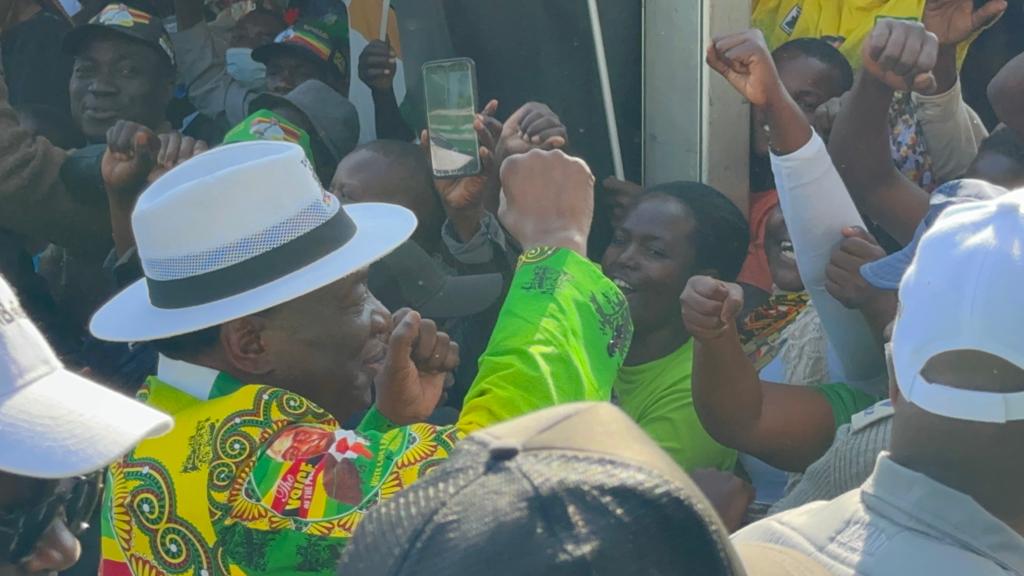 H.E President Mnangagwa has donated goats, chickens, fertilisers, seed and other agricultural inputs to benefit vulnerable families and the disabled within Manicaland Province.