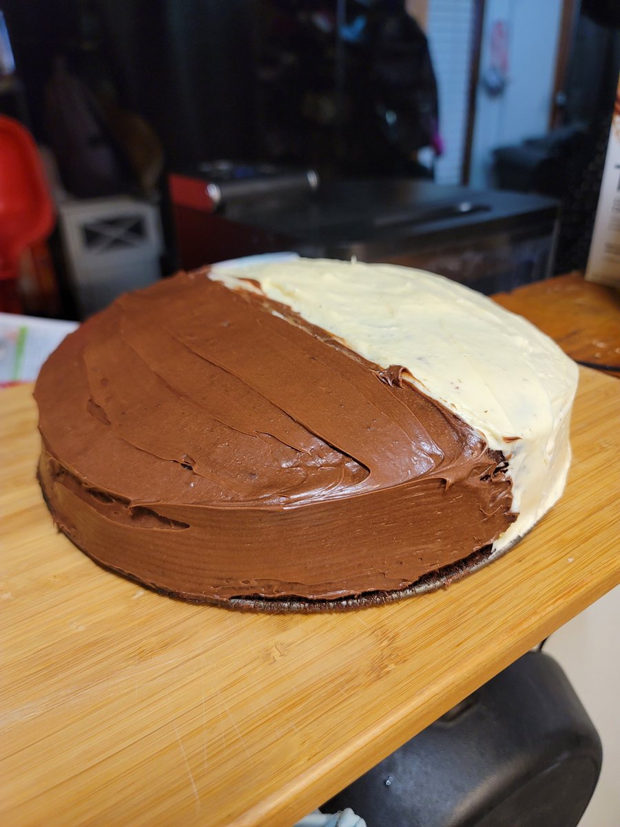 mollyingrey's tweet photo. I made a half-moon cookie cake. The layer of frosting inside is rotated 180° so that every combination of frosting is possible 😅 https://t.co/MfODBk2rzU