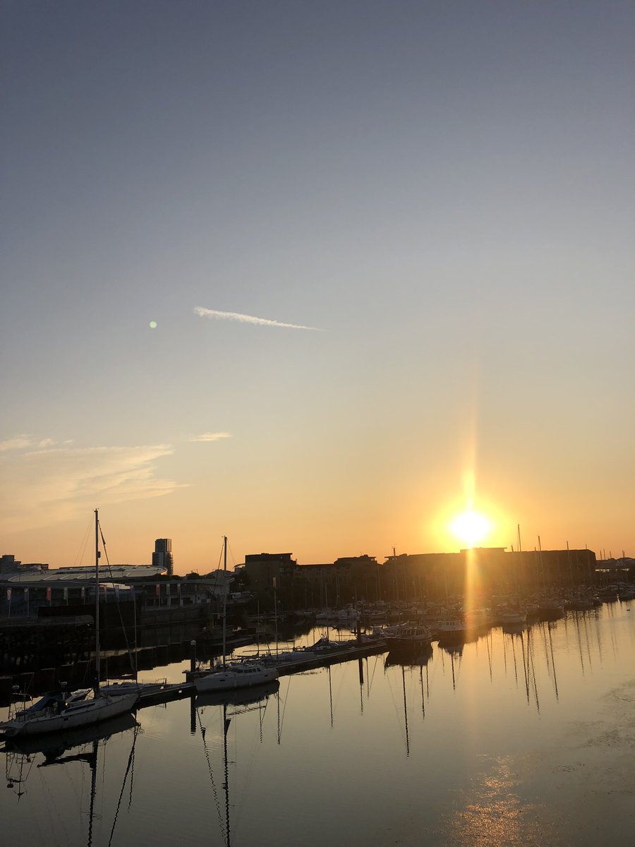 Happy Sunday and so beautiful 🤩 thankful for a beautiful start to the day 🙏 drinking a big water before having a yummy coffee ☕️ #sunday #SundayMorning #sunrise #beautifulmorning #wales