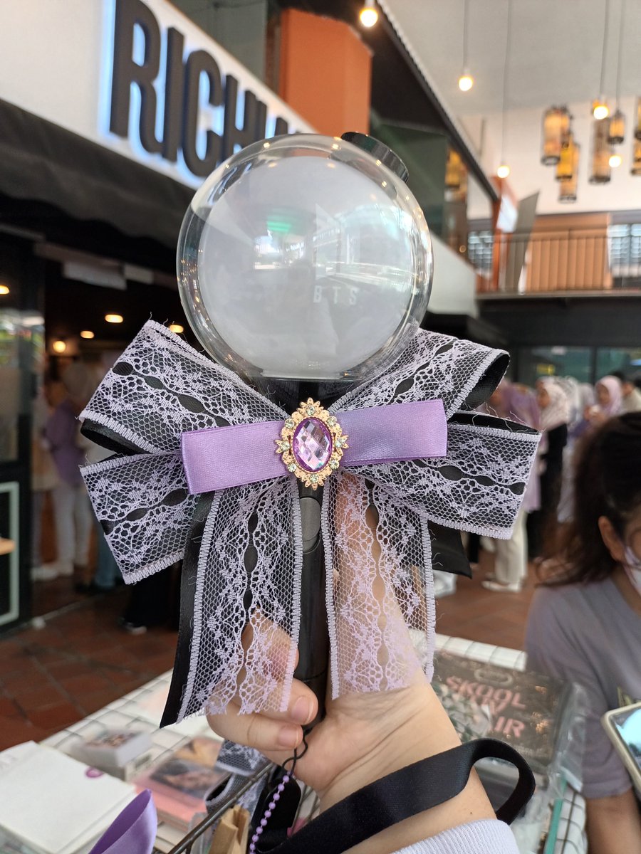 _sulyn_'s tweet photo. Pretty weiii, bow from @bowque_ 

#ForeverWithBangtan https://t.co/HCOZILr56q