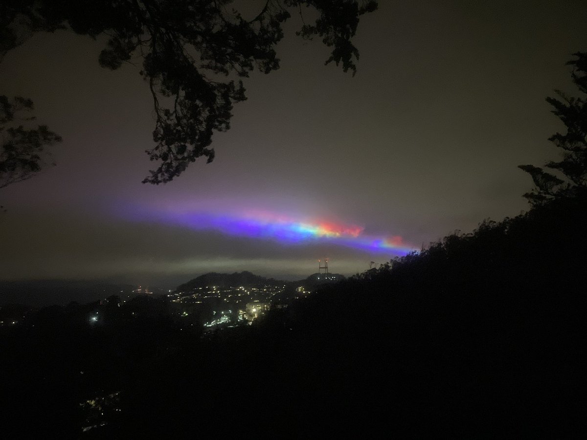 sonalimangal's tweet image. Anyone seeing this funny light in the sky in #SanFrancisco ?