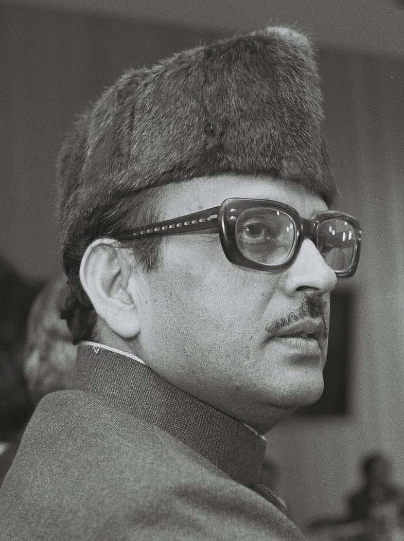 सामाजिक न्याय के महान योद्धा व मंडल आयोग की सिफारिशों को लागू करने वाले देश के पूर्व प्रधानमंत्री, स्व. श्री विश्वनाथ प्रताप सिंह जी की जयंती पर उन्हें कोटि-कोटि नमन।