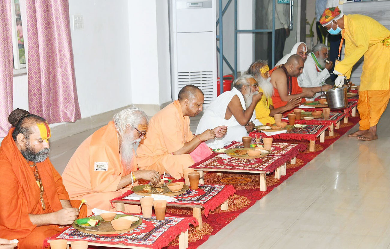 वृंदावन में सीएम योगी ने पर्यटन सुविधा केंद्र में संतों से की मुलाकात