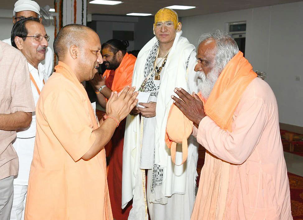 वृंदावन में सीएम योगी ने पर्यटन सुविधा केंद्र में संतों से की मुलाकात