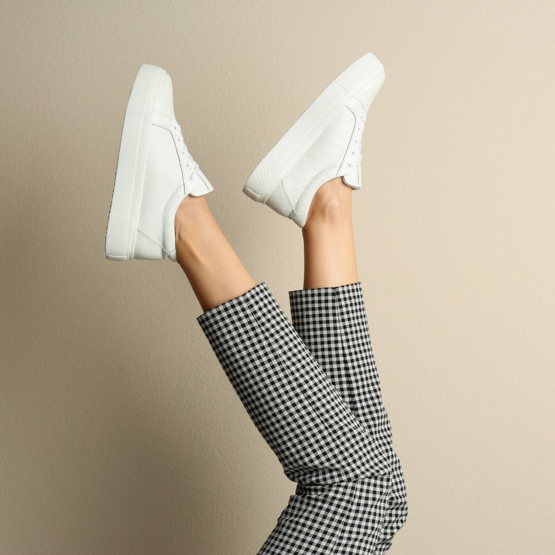 Bequem, trendy und dennoch ein zeitloses Fashion-Piece! 
Ob Business-Casual oder im legeren Freizeit-Look – du hast die Wahl! Entdecke jetzt Deinen Sneaker bei Schuhe24.

#schuhe24 #outfits24 #taschen24 #fashion #shoelover #shoesoftheday #shoeaddict #shopthelook #fashionaddict