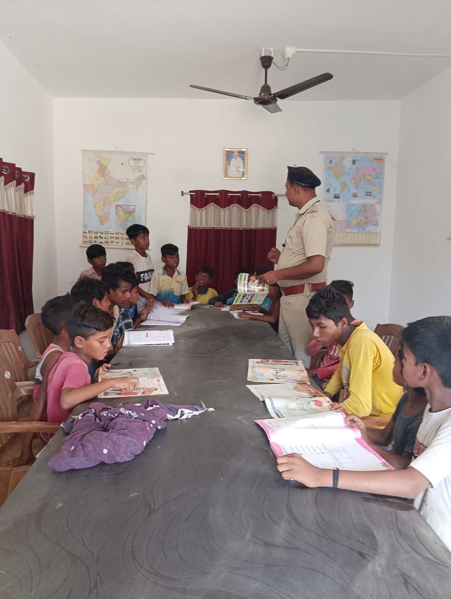 dcjamtara's tweet image. Weekend Guidance Classes at 118 #CommunityLibraries of #Jamtara to help prepare the rural youth. 
@faiz_IAS 
@HemantSorenJMM