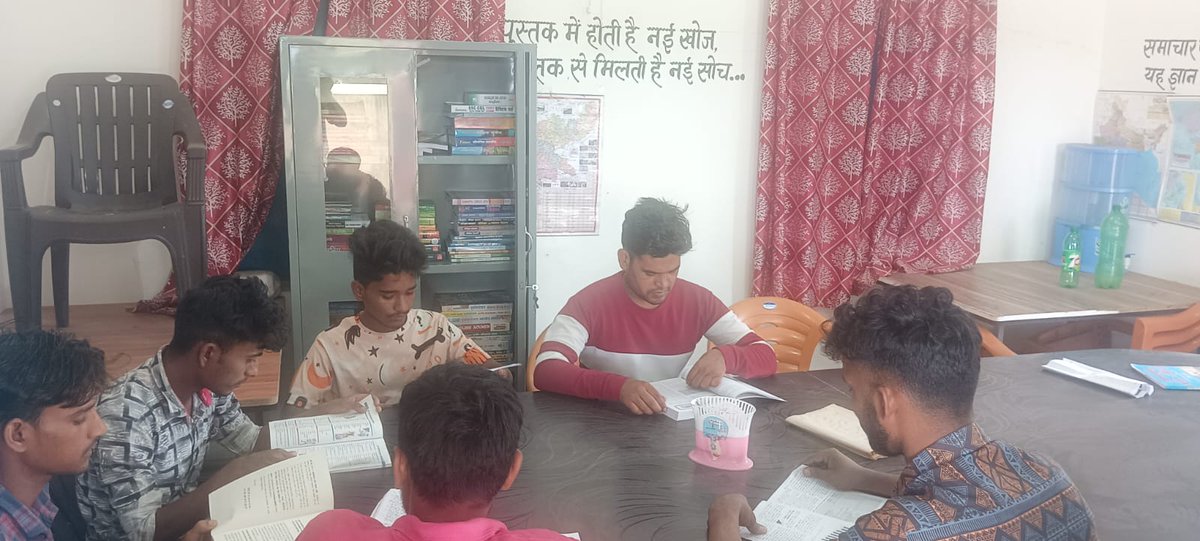 dcjamtara's tweet image. Weekend Guidance Classes at 118 #CommunityLibraries of #Jamtara to help prepare the rural youth. 
@faiz_IAS 
@HemantSorenJMM