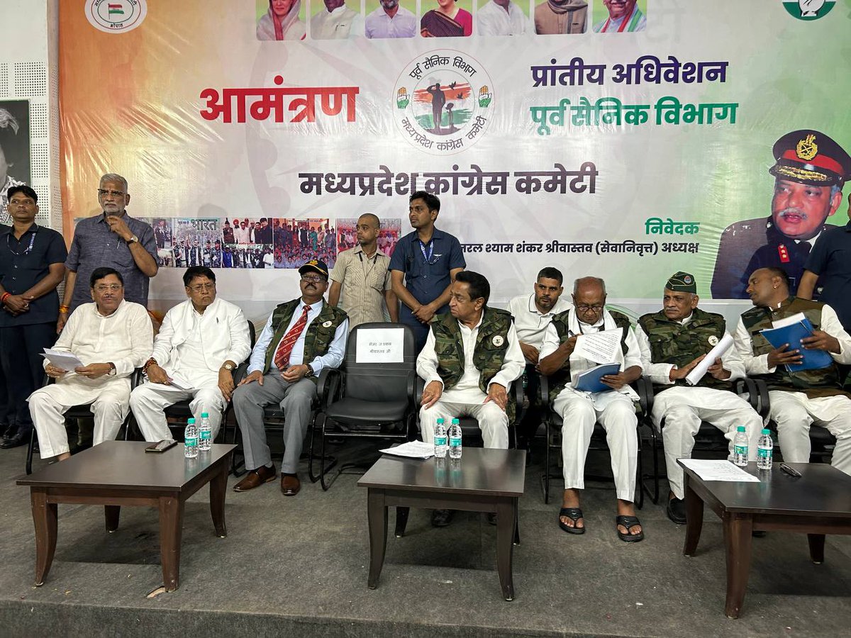 INCMP's tweet photo. प्रदेश कांग्रेस अध्यक्ष कमलनाथ जी प्रदेश कांग्रेस कार्यालय में मप्र कांग्रेस पूर्व सैनिक विभाग के प्रांतीय अधिवेशन में शामिल।

"सबके साथ - कमलनाथ" https://t.co/hA2RELrWne