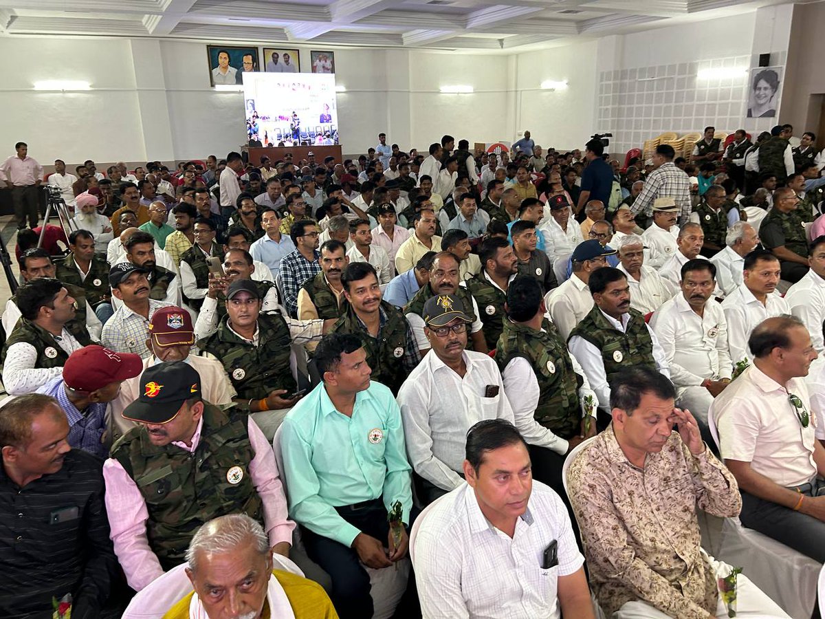 INCMP's tweet photo. प्रदेश कांग्रेस अध्यक्ष कमलनाथ जी प्रदेश कांग्रेस कार्यालय में मप्र कांग्रेस पूर्व सैनिक विभाग के प्रांतीय अधिवेशन में शामिल।

"सबके साथ - कमलनाथ" https://t.co/hA2RELrWne