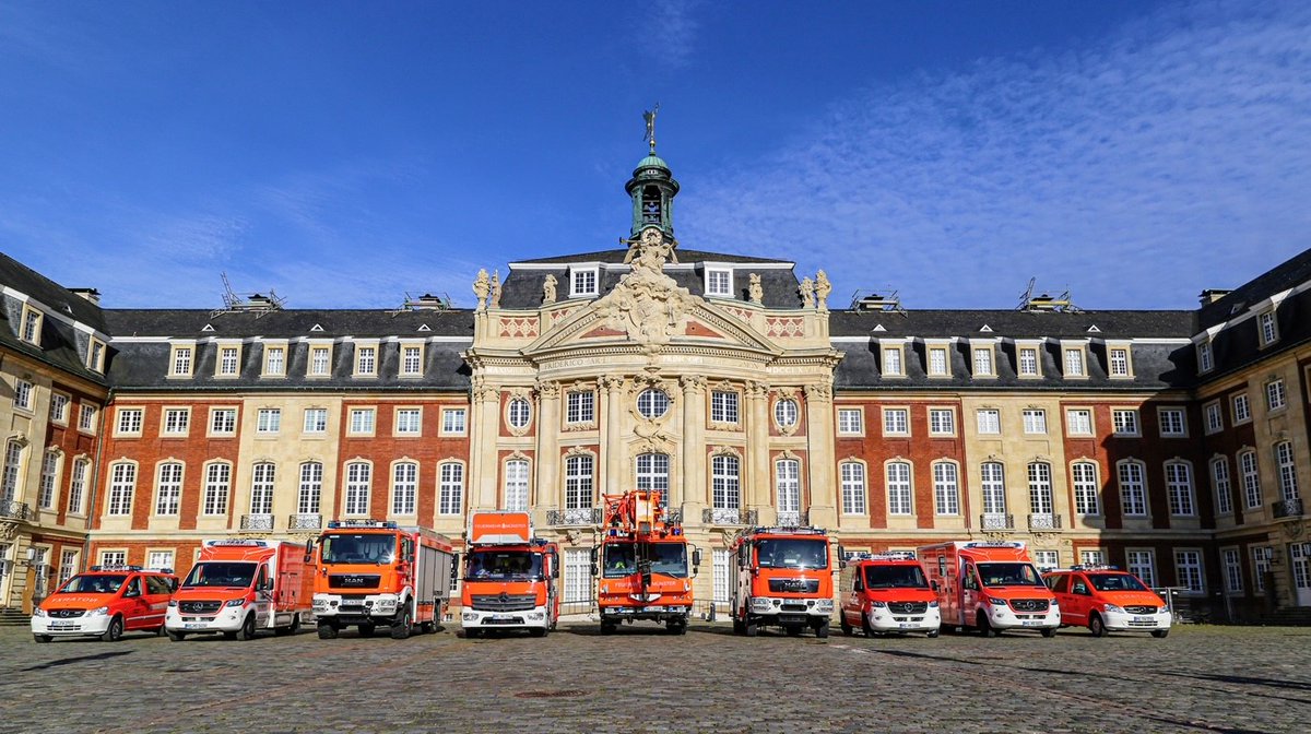 🔥++ #ZumRettenBerufen - Themenwoche Berufsfeuerwehr ++🔥
 
Morgen startet die Themenwoche #Berufsfeuerwehr auf unseren Kanälen Twitter und Instagram.
Da unsere Gruppe die Kanäle 'ehrenamtlich' bedient,
versuchen wir im 'Rahmen' unserer Zeit Beiträge und  Storys zu erstellen.