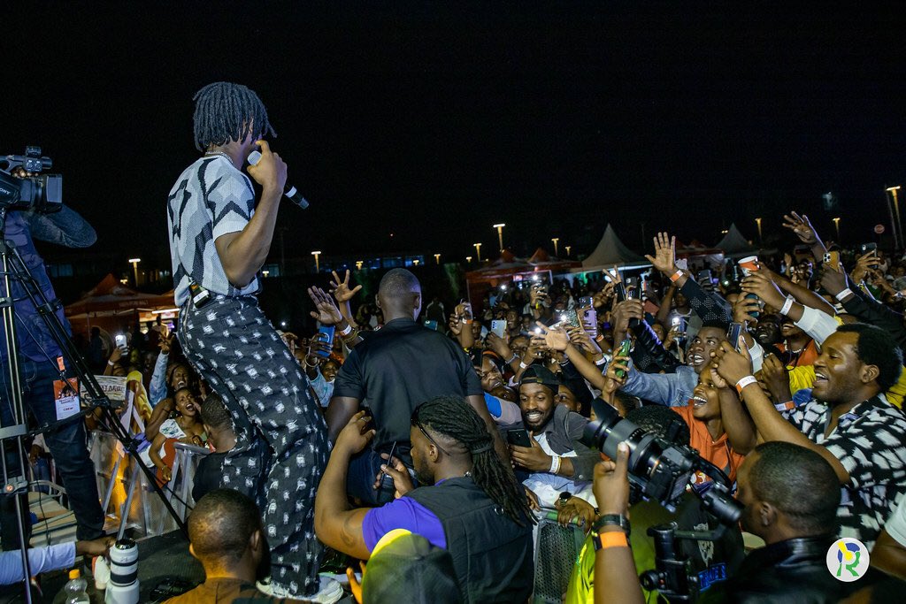 Inyarwandacom's tweet photo. AMAFOTO: Mu minota 13, Umuhanzi Johnny Drille wo muri Nigeria yanyuze abanya-Kigali bitabiriye igitaramo @Friendsofamstel cyabaye mu ijoro ryo kuri uyu wa gatandatu mu mbuga iparikamo imodoka muri @bkarenarw https://t.co/92ZhJ5dgdt