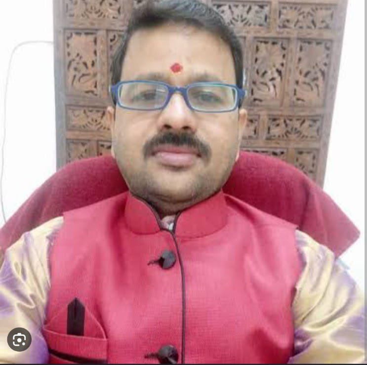 shrivarakhedi's tweet photo. feel happy and proud to share that my colleague @sanskritmanthan Dr. Mantha Shrinivas Project Officer in @CentralSanskrit has been appointed as Joint Secretary in @ugc_india. He is an asset to any HEdu Instt. I look forward to his contributions to #NEP20 @EduMinOfIndia @PMOIndia https://t.co/58u19gs4ha