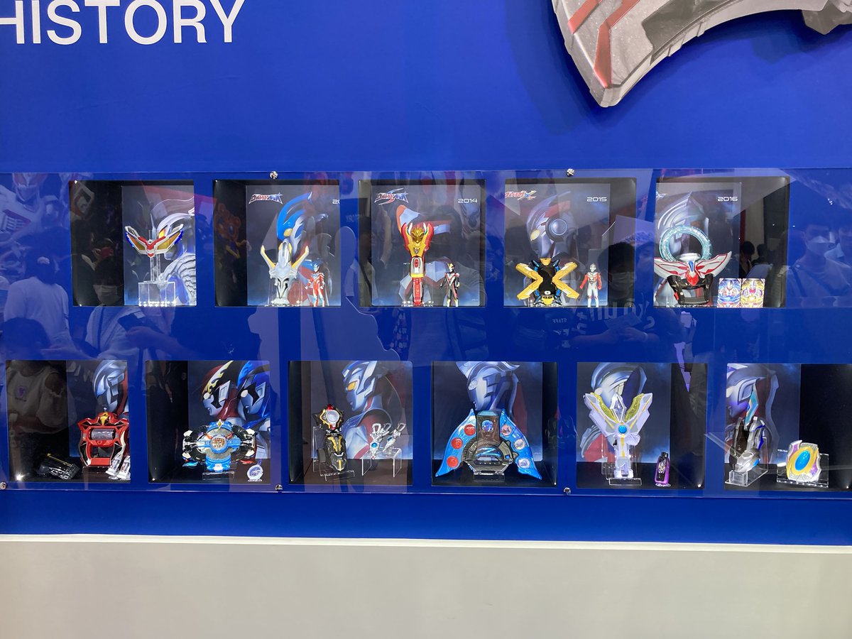 Donmaider's tweet photo. 歴代ライダーとウルトラマンの
変身アイテムがずらり https://t.co/G7iUBq2FNV