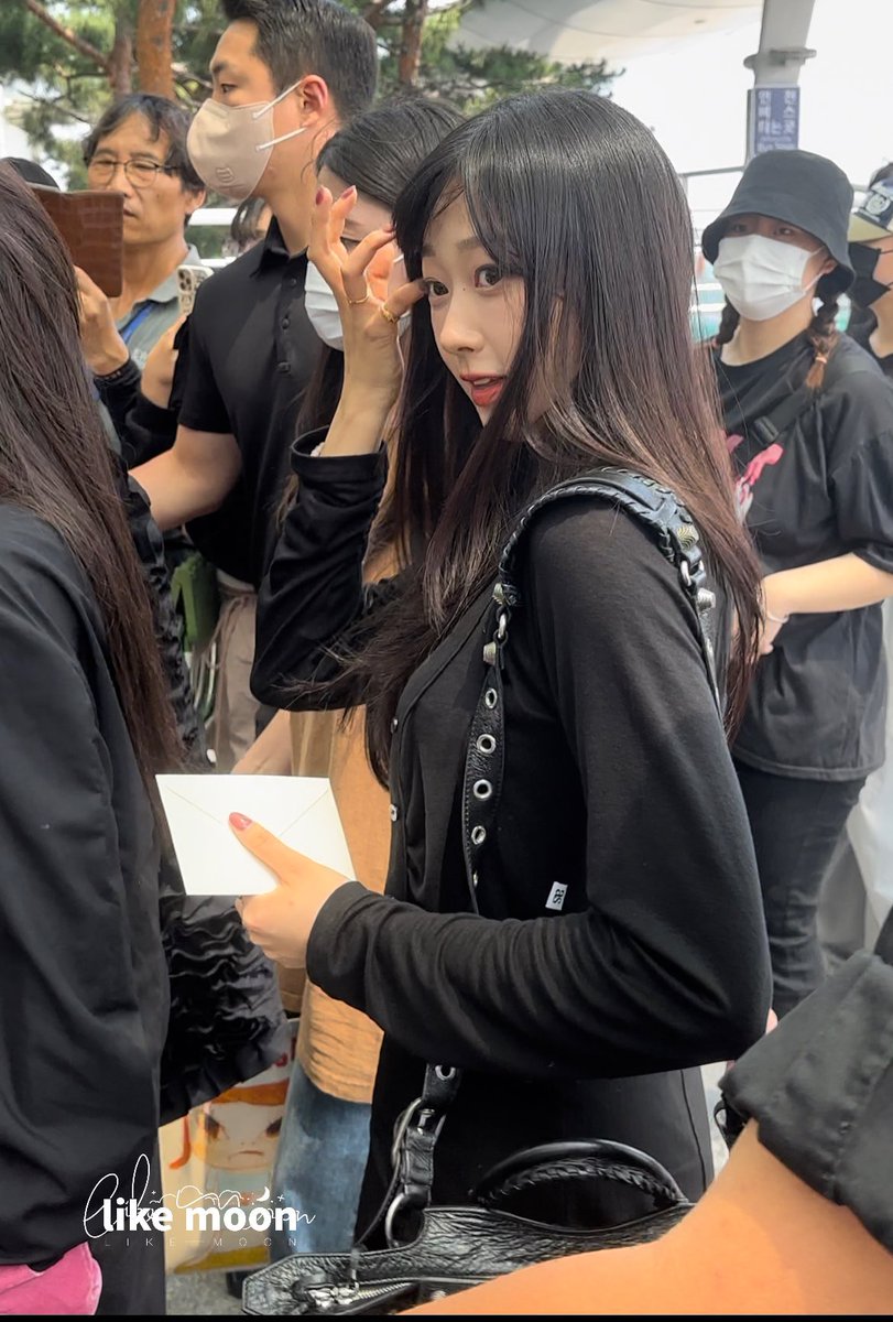 aespaclosett's tweet photo. 230623 #지젤 #GISELLE 
애즈온 SASHA TENCEL CARDIGAN / BLACK https://t.co/owvZ8Qy6BB https://t.co/5Nr9aNpV2k
