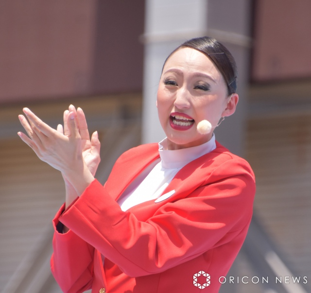 livedoornews's tweet photo. 【毒舌炸裂】USJのアイドル・綾小路麗華、新役職での初仕事で東京へ
https://t.co/FephBrxvwJ

おなじみの赤いジャケット姿にパンツをあわせた新スタイルで登場。イベント後には「新たな役職に就任しての初のイベントだったから、もう緊張が…全くしなかった！すごく楽しかったわ！」と笑顔が弾けた。 https://t.co/If7tRFdtjF