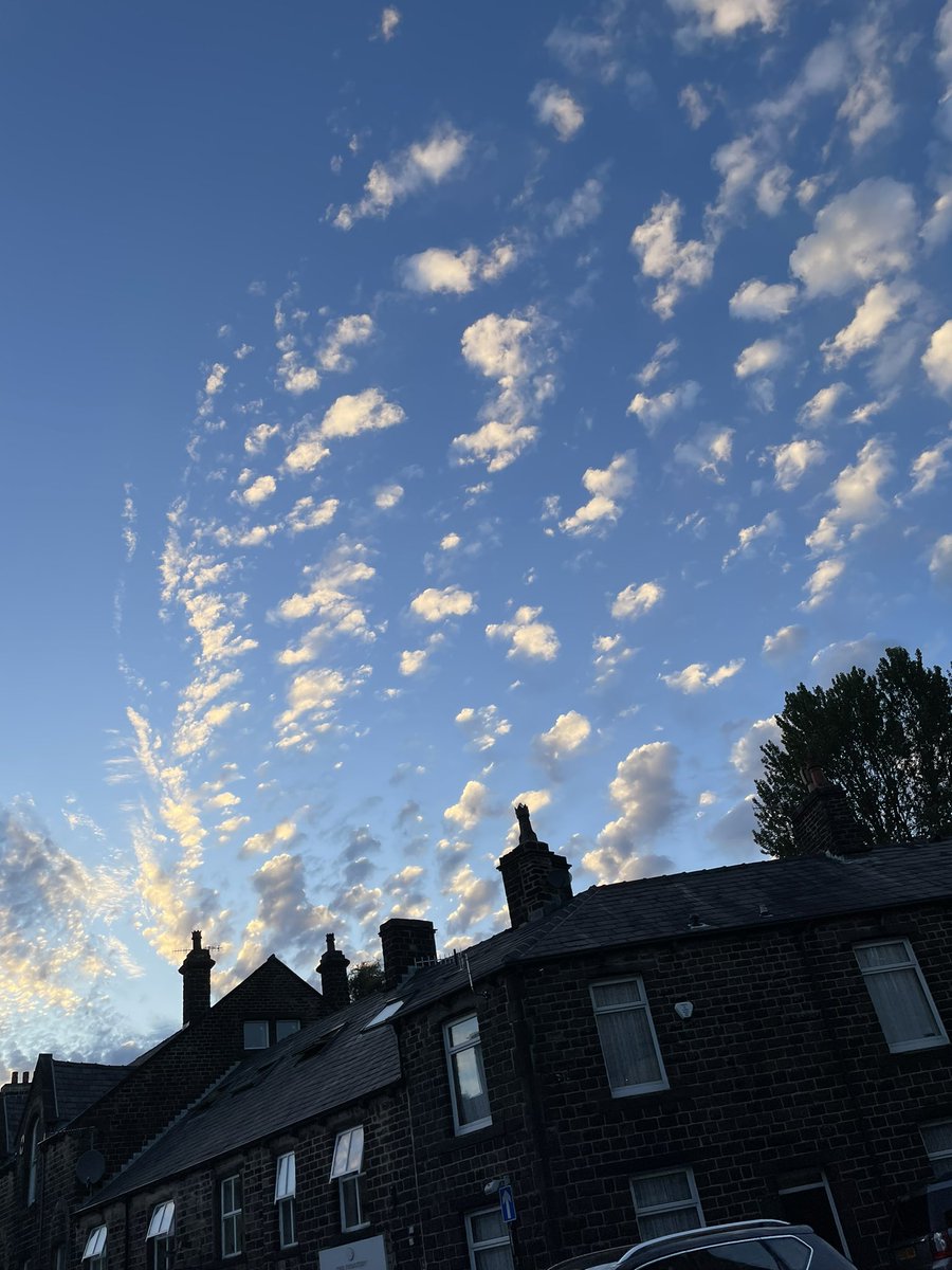 lizebert1's tweet photo. @ChadWeather my 6 year old insisted I took this photo of the "super cool" clouds over Uppermill last night https://t.co/PRz1Izo7LI
