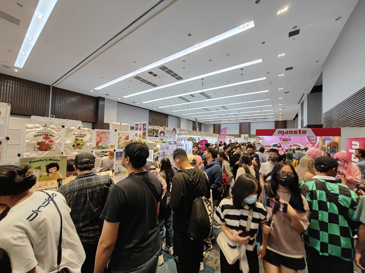 johnngan25's tweet photo. Come ANiME Fest! Walk walk... a lot cosplay leng lui.. #anime #acg #fest https://t.co/UHgHi21nHh