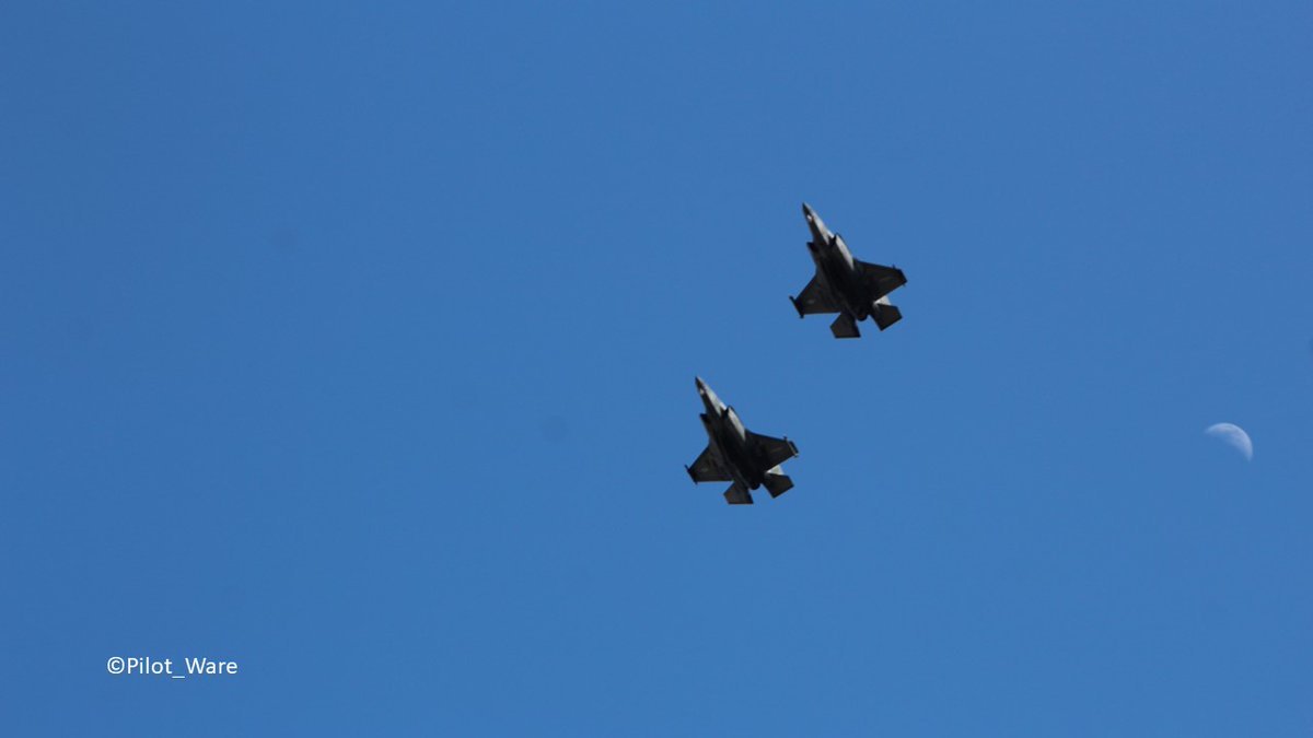 Pilot_Ware's tweet photo. 2x USMC Lockheed Martin F-35B Lightning IIs flying past the Waxing Crescent Moon this Saturday evening over Moffett Airfield. #vmfat502nightmares #moffettfield https://t.co/MR1x9yCaK6