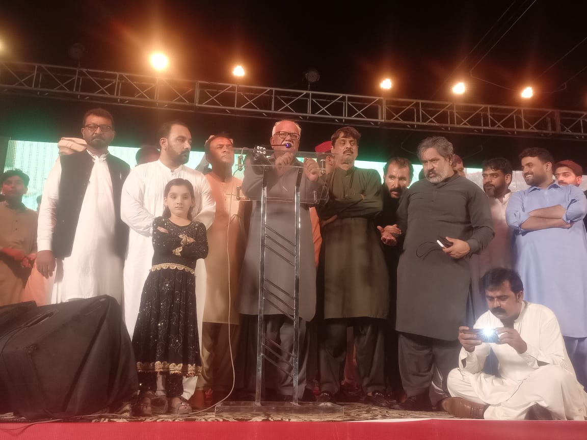 WaqarMehdiPPP1's tweet photo. بلدیاتی انتخابات میں پاکستان پیپلزپارٹی کی شاندار کامیابی کی خوشی میں سہراب گوٹھ ٹاؤن کے چیئرمین لالا رحیم کی جانب سے احسن آباد میں منعقدہ جشن فتح کی تقریب سے پیپلز پارٹی سندھ کے جنرل سیکرٹری سینیٹر وقار مہدی خطاب کررہے ہیں۔ https://t.co/k3MLmgvxjv
