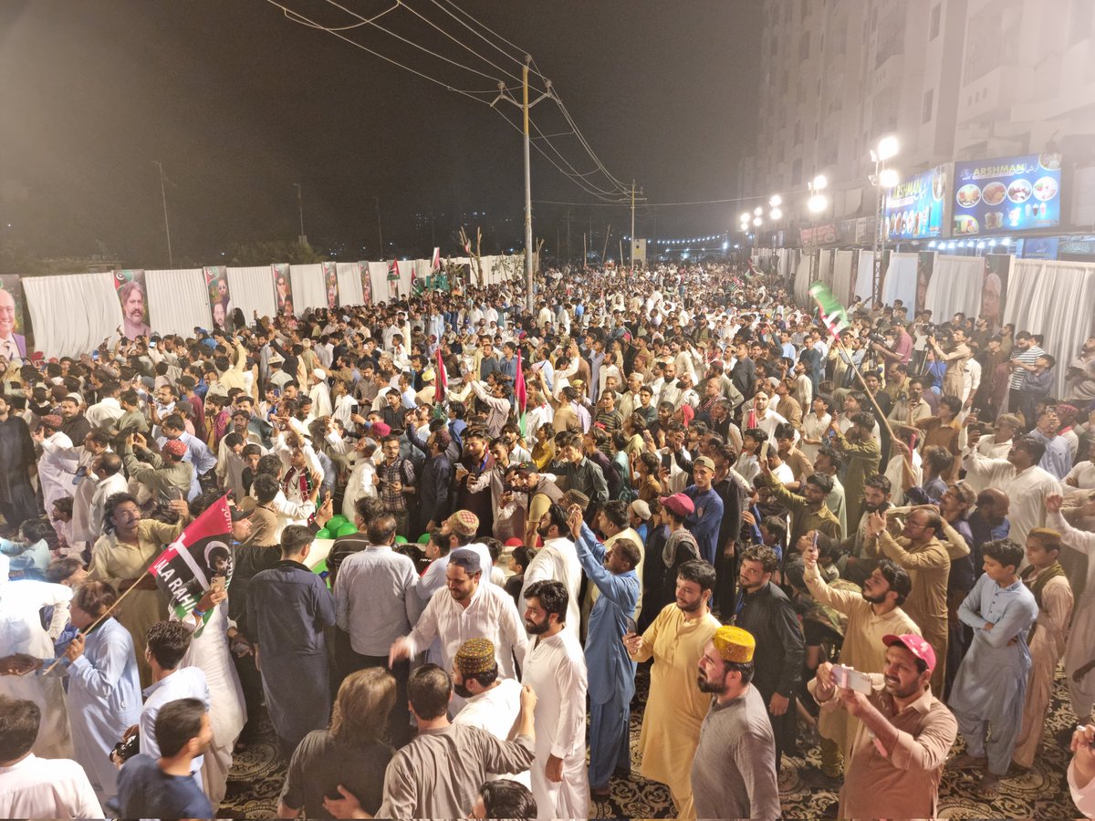 WaqarMehdiPPP1's tweet photo. بلدیاتی انتخابات میں پاکستان پیپلزپارٹی کی شاندار کامیابی کی خوشی میں سہراب گوٹھ ٹاؤن کے چیئرمین لالا رحیم کی جانب سے احسن آباد میں منعقدہ جشن فتح کی تقریب سے پیپلز پارٹی سندھ کے جنرل سیکرٹری سینیٹر وقار مہدی خطاب کررہے ہیں۔ https://t.co/k3MLmgvxjv