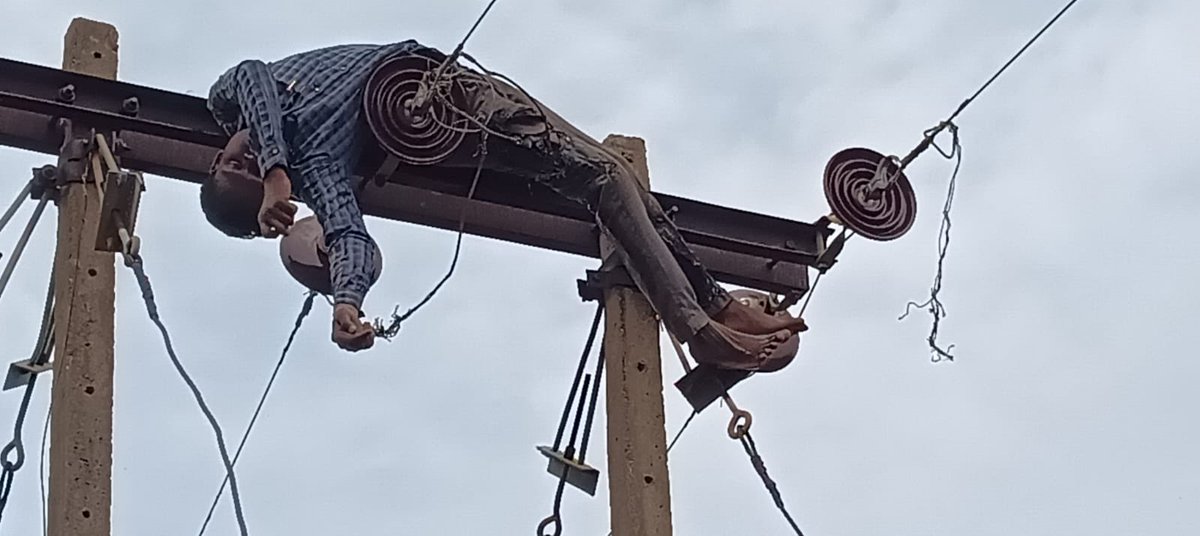 ठेकाप्रथा का दुष्परिणाम कि एक हफ़्ते में बिजली कर्मचारी की ये तीसरी मौत देख रहा हूँ गजेंद्र_मांझी 7 हजार की तनख्वाह में जोखिम ,ना मुआवज़ा ना कोई ज़िम्मेदारी तय हुआ #ठेकादारी_आउटसोर्सिंग_प्रथा मे ग़रीब छत्तीसगढ़ियाँ बेमौत मारे जा रहे और <a href="/bhupeshbaghel/">Bhupesh Baghel</a> जी ख़ामोश है।