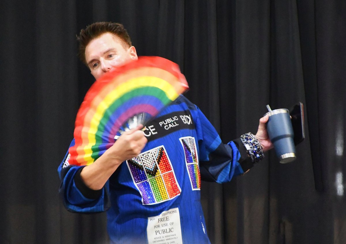 I love @JohnBarrowman's outfits, they are amazing! #summercon #DoctorWho #torchwood #Arrow #ComicCon