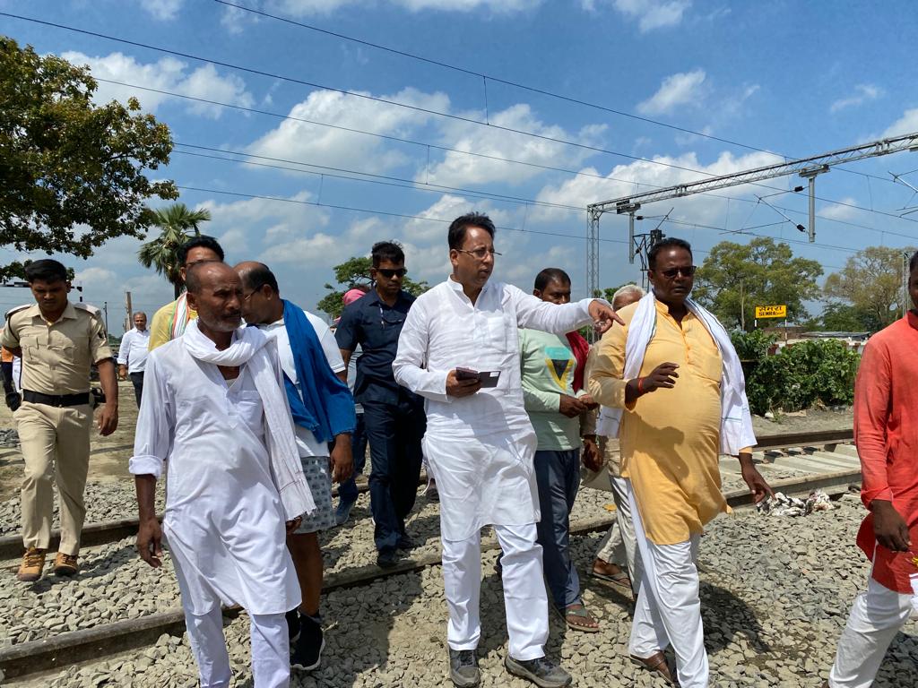 sanjayjaiswalMP's tweet photo. आज प्रातः सेमरा स्टेशन पर हो रहे विकास कार्यों का निरीक्षण किया एवं संबंधित अधिकारियों से बातकर आवश्यक दिशा निर्देश दिया।

#DevelopingChamparan https://t.co/SEAQgxxshD