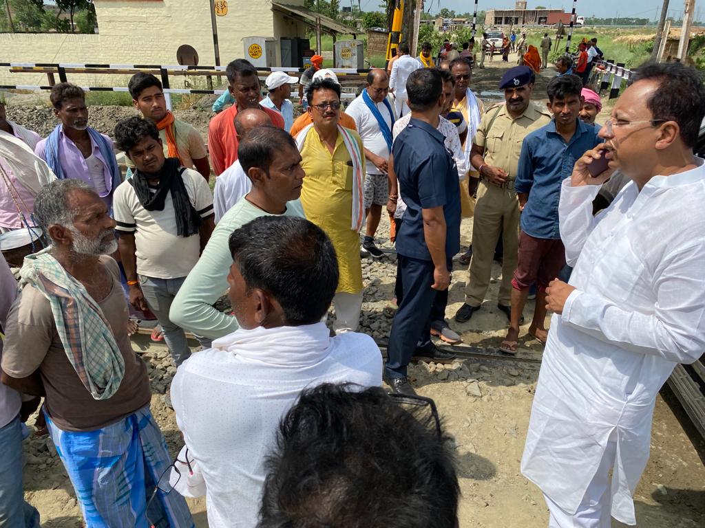 sanjayjaiswalMP's tweet photo. आज प्रातः सेमरा स्टेशन पर हो रहे विकास कार्यों का निरीक्षण किया एवं संबंधित अधिकारियों से बातकर आवश्यक दिशा निर्देश दिया।

#DevelopingChamparan https://t.co/SEAQgxxshD