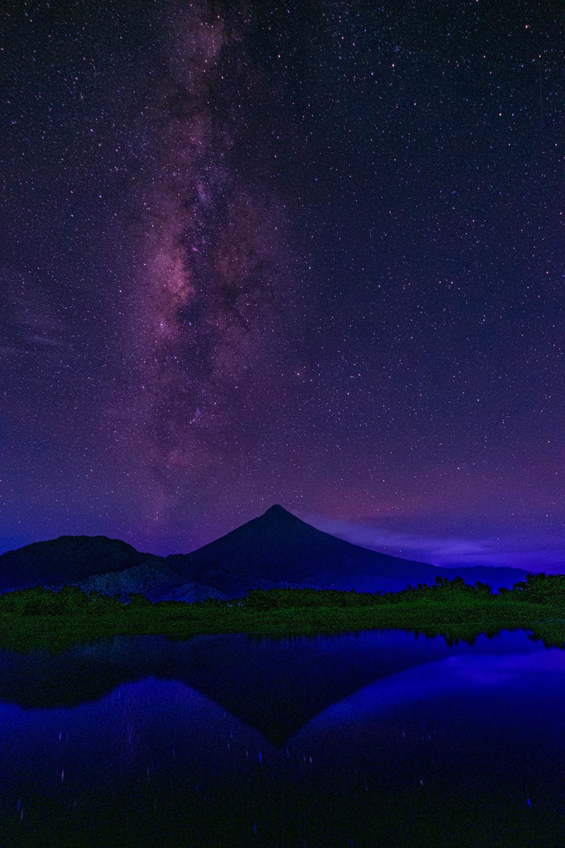 PhilippineStar's tweet photo. Take my breath away 😍 🏔🌌

This photographer captured our own majestic Mayon with the band of the Milky Way in the background as seen from Malilipot, Albay last May 22, 2023. (Photo/Jose Tanjuatco) https://t.co/4dsfDljzQ1