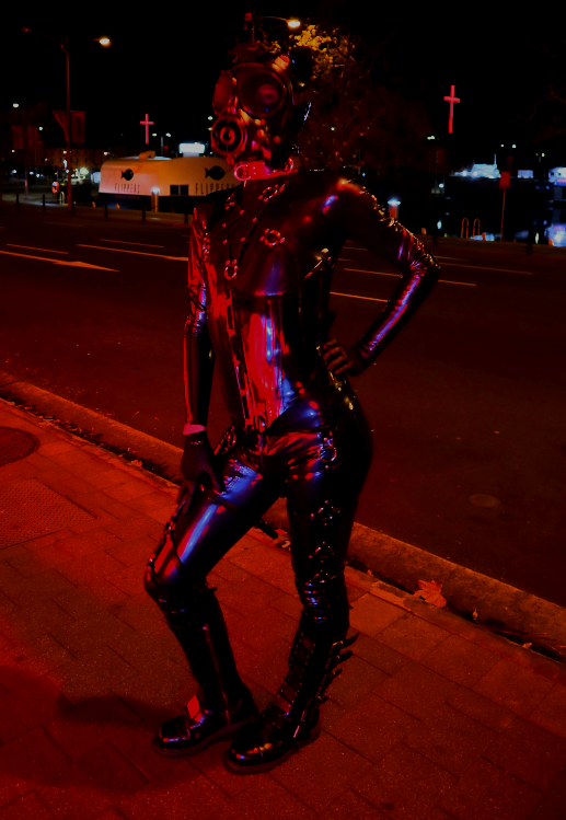 RubberlyChannel's tweet photo. Even on the coldest nights, @noirlatex keeps it shiny at Dark Mofo. #LatexLife #DarkMofo #RedNight #Rubberly #ShinyColdNights https://t.co/bEzuwQF3G9