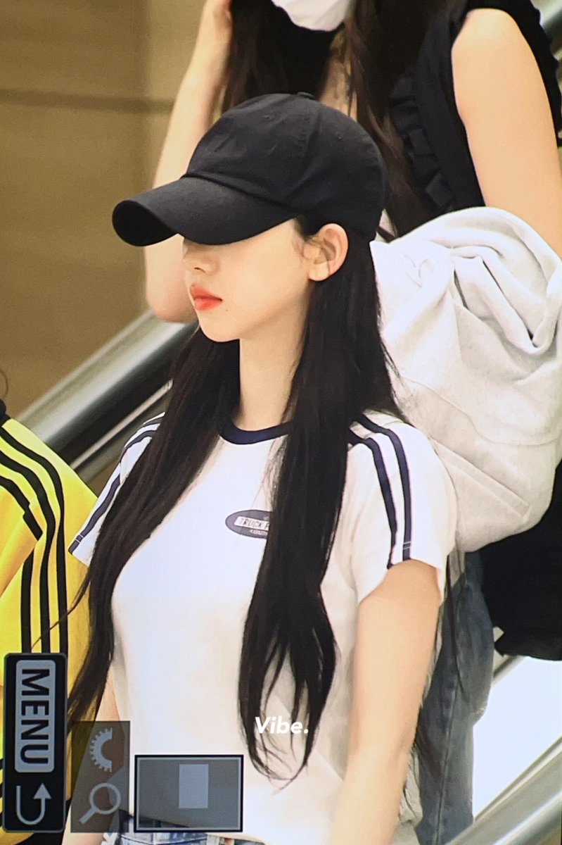 aespaclosett's tweet photo. 230625 #카리나 #KARINA 
기준 OASIS FOOTBALL T-SHIRT OFF-WHITE https://t.co/BjFsPqS92f https://t.co/Kxkx7nNkql