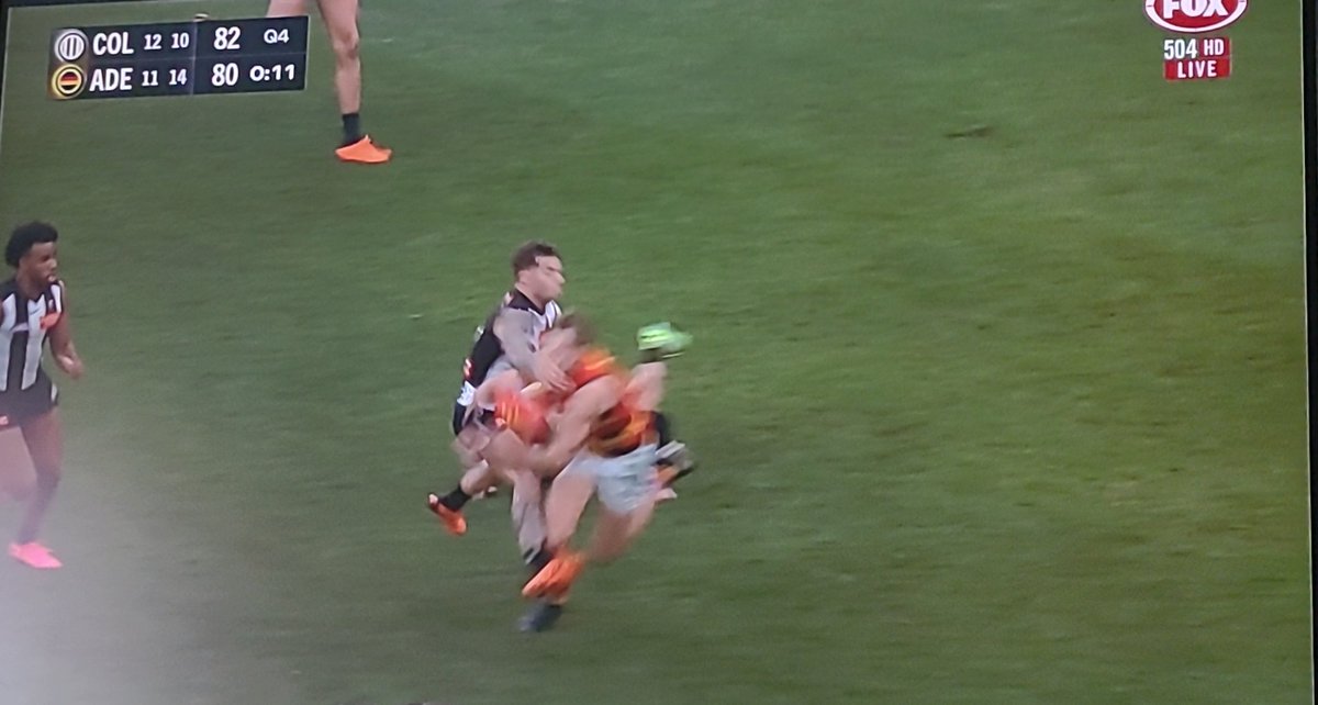 alwayscallj's tweet photo. Four umpires. Nobody else around. And they miss this on the last play. Borderline reportable. This plus:
- Clear Rankine goal on score review
- Daicos 50m penalty when Milera didn't get one
- No Laird hold before Hoskin-Elliot goal. 
Presented without comment. #AFLPiesCrows https://t.co/bcJOgE6kUX