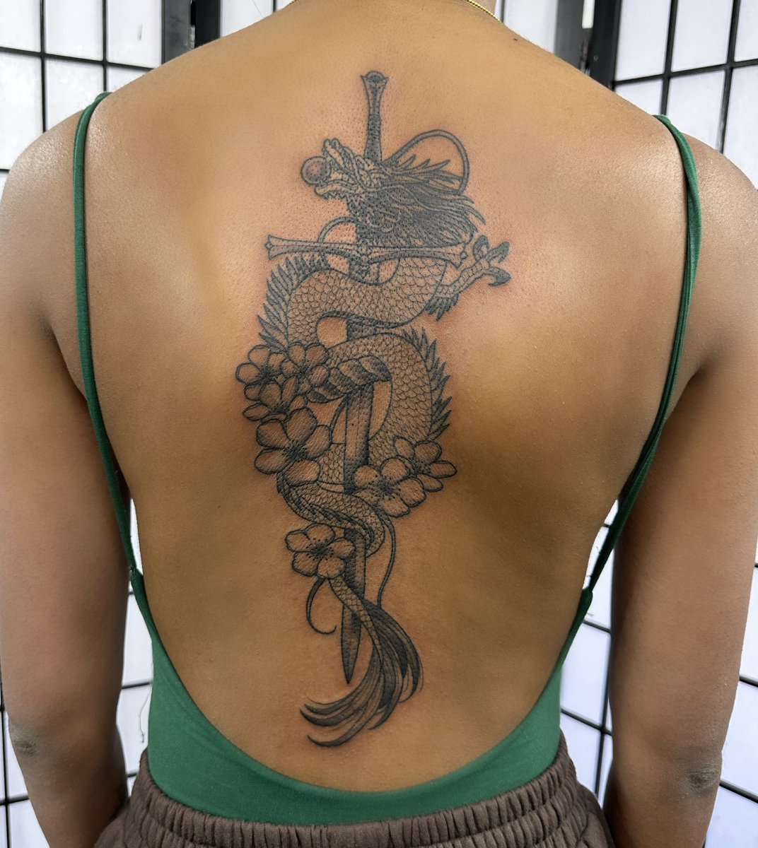 My tattoo artist did some magic😍 im obsessed!! #chinesedragontattoo #chinesezodiac #dragontattoo #dragon #hawthorn #maybirthflower
