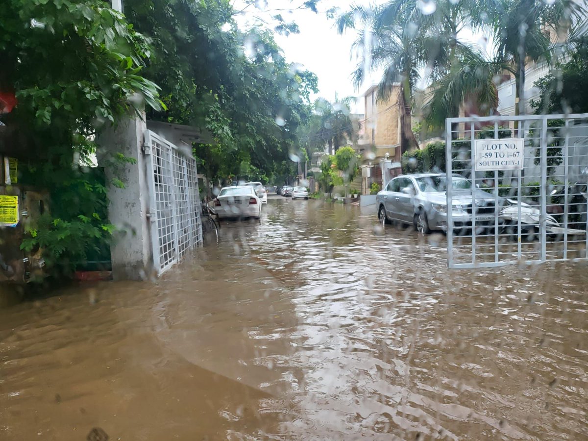 resident_scity1's tweet photo. @MunCorpGurugram @pcmeenaIAS @OfficialGMDA Severe water logging in entire South City-1. Near DLF wall, A Block all the stormwater drains and sewer lines are choked . https://t.co/IkRBtXdmlW
