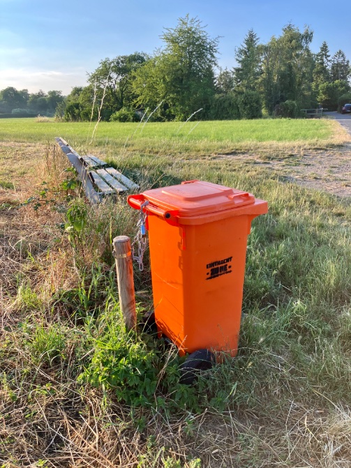 📖 Creative Kiran ️ on Twitter "A garbage bin is chained to a pole in