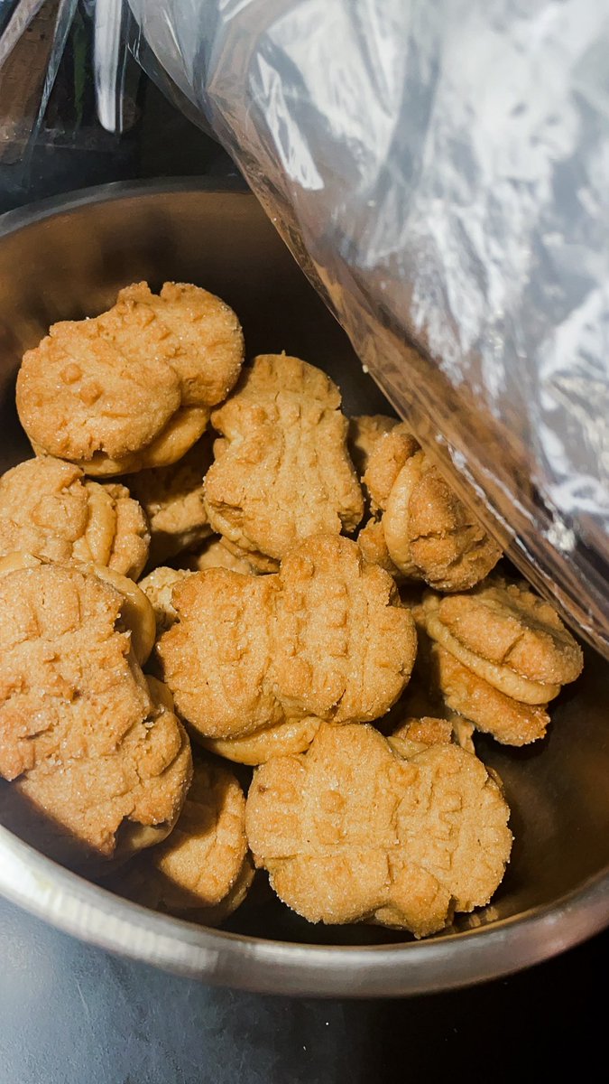 heyhunner's tweet photo. I saw a recipe for homemade nutter butters on tiktok the other day &amp; it’s been living rent free in my head so I had to recreate them. 😋 I don’t even like peanut butter, but these are good. https://t.co/2HhUEhp9RM