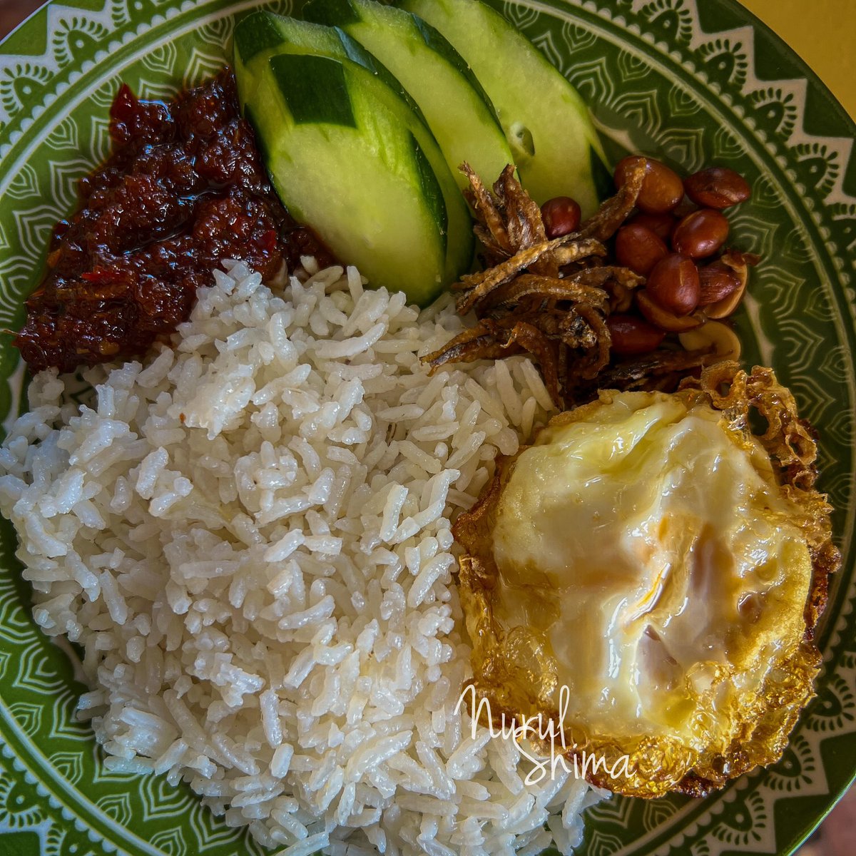 NurulShima_3's tweet photo. Sambal nasi lemak, resepi turun temurun:

- Tumis 3 sudu bawang merah kisar  sampai naik bau wangi.

- Masukkan 3 sudu besar ikan bilis yang dah dikisar. Kacau bagi sebati, jangan hangit.

- Masukkan 7 sudu besar cili kering kisar. Kalau nak pedas, masukkan lagi cili kisar tu. Saya tak nak pedas sangat.

- Masukkan 3 sudu besar gula melaka yang dah dihancurkan. Kacau sebati dan biarkan ia masak. Api tu jangan besar dan jangan kecik, just nice. 

- Dah nampak sambal tu merah berkilat,  masukkan 5 sudu kecil garam dan 7 sudu besar air asam jawa. Kacau dan biar ia mereneh.

- Apabila sambal dah mula pekat, masukkan 2 sudu besar gula putih dan 2 helai daun pandan. Kacau dan biarkan ia masak lagi.

- Setelah 20minit ia masak, dah boleh tutup api dan hidangkan. 

InsyaAllah sambal nasi lemak cara saya ni tahan untuk beberapa hari dengan suhu bilik.