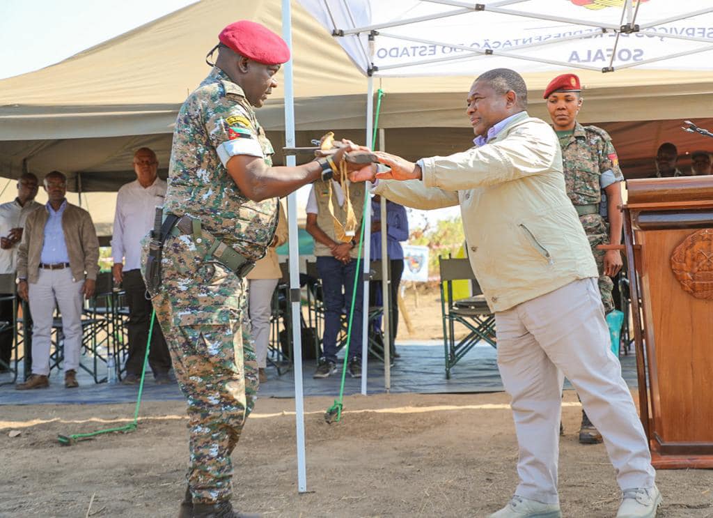 On Friday, 23 June, #Mozambique celebrated the end of its #disarmament, demobilisation & reintegration effort as #Renamo officially handed over its last weapons and closed the last of 16 military bases it maintained in the country. Read the thread here 🧵👇