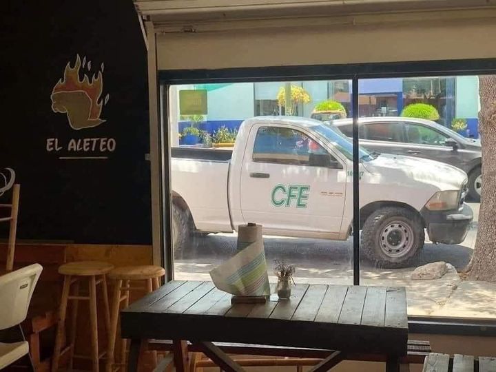 HNoticiasMX's tweet photo. LES COBRAN 7 MIL POR UNAS ALITAS
Unos trabajadores de CFE pidieron su cuenta después de comer unos Boneless y Alitas en un restaurante. La mesera, al darles la cuenta les dice, "Son 7mil 258 pesos".
Los empleados asustados por la cantidad, comenzaron a buscar en sus bolsillos y no traían la cantidad, por lo que sintieron que era un abuso; al momento de reclamar recibieron como respuesta:
“No se crean, son 200 pesos, nada más quería que supieran lo que se siente cuando a nosotros nos llega su recibo de luz”