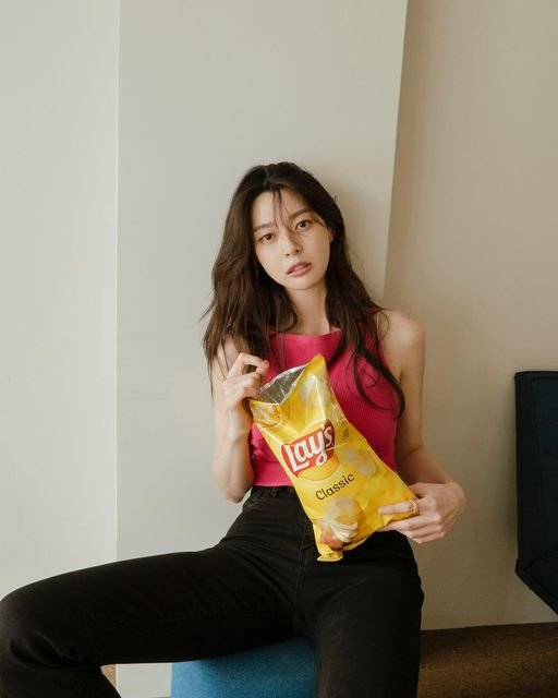 SHES SO INSANE FOR THAT AND ITS JUST KWON NARA EATING LAYS😭😭😭😭 shes just snacking but why so fine????