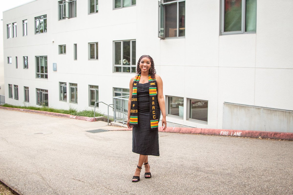 nailahcherie's tweet photo. I graduated from @ucsc last week!! I completed a B.S. Cognitive Science - Artificial Intelligence degree in just 3 years! #UCSC #UCSCAlumni https://t.co/3aiwy2H2Sa