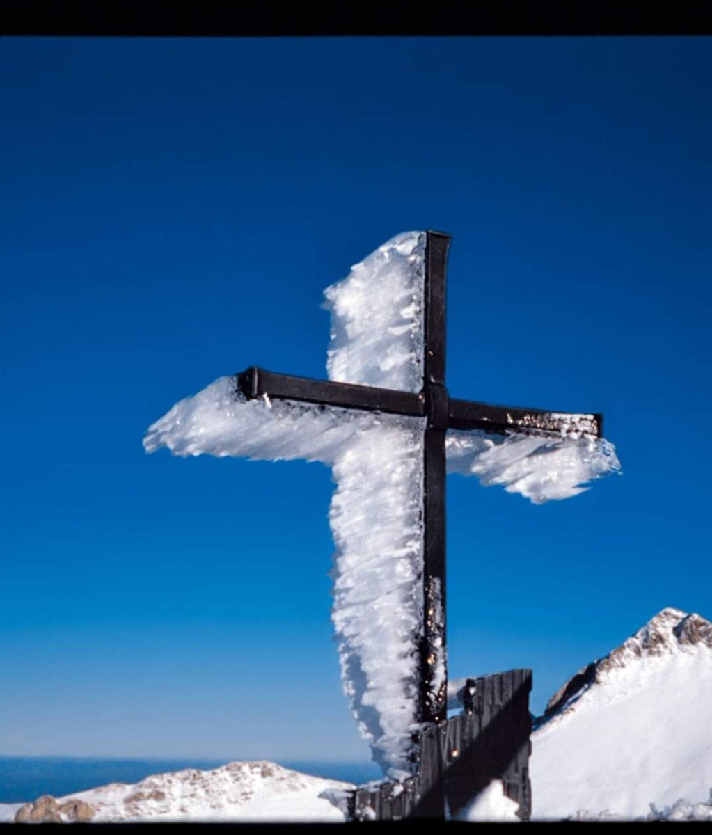 MatteoCastagna3's tweet photo. Sono stupito e amareggiato per la posizione del #CAI sulle #croci in vetta, definite "anacronistiche" e "divisive". 
Da sempre raggiungere una cima trova nella croce il senso dell'abbraccio affettuoso di Dio, dopo la fatica. https://t.co/qZV1raxS8m