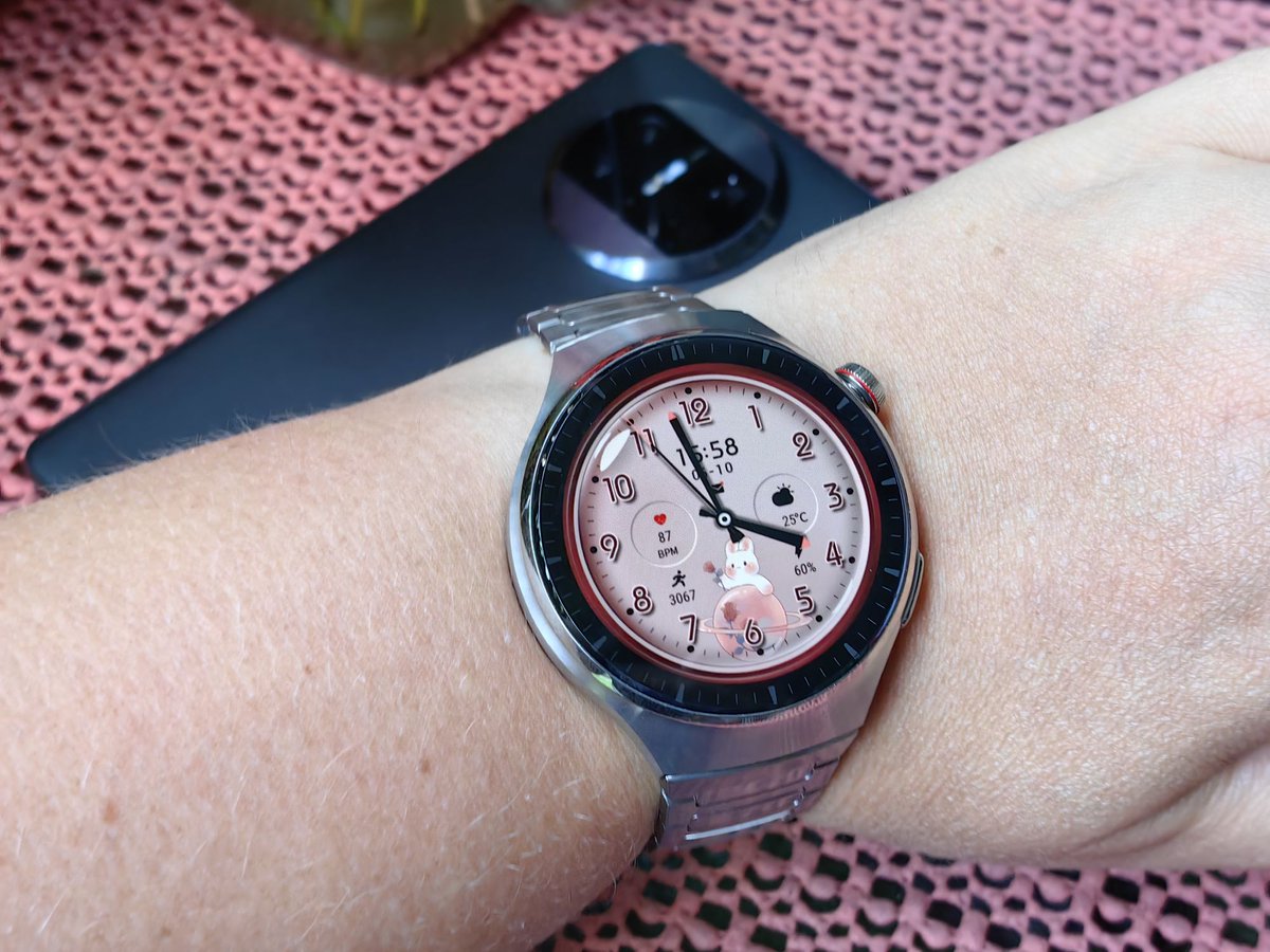 TECHNOSenior1's tweet image. Huawei #WATCH4Pro to bardzo ciekawy smartwatch. Znajdziemy w nim kilka świetnych udogodnień (Minuta dla Zdrowia, Radio, Badanie oddechu. Zegarek zamiast smartfonu? Teraz to możliwe – ma również eSIM
@PolskaHuawei 
@Huawei_Europe 
@Huawei 
#własnytest
wp.me/par2as-13Rk