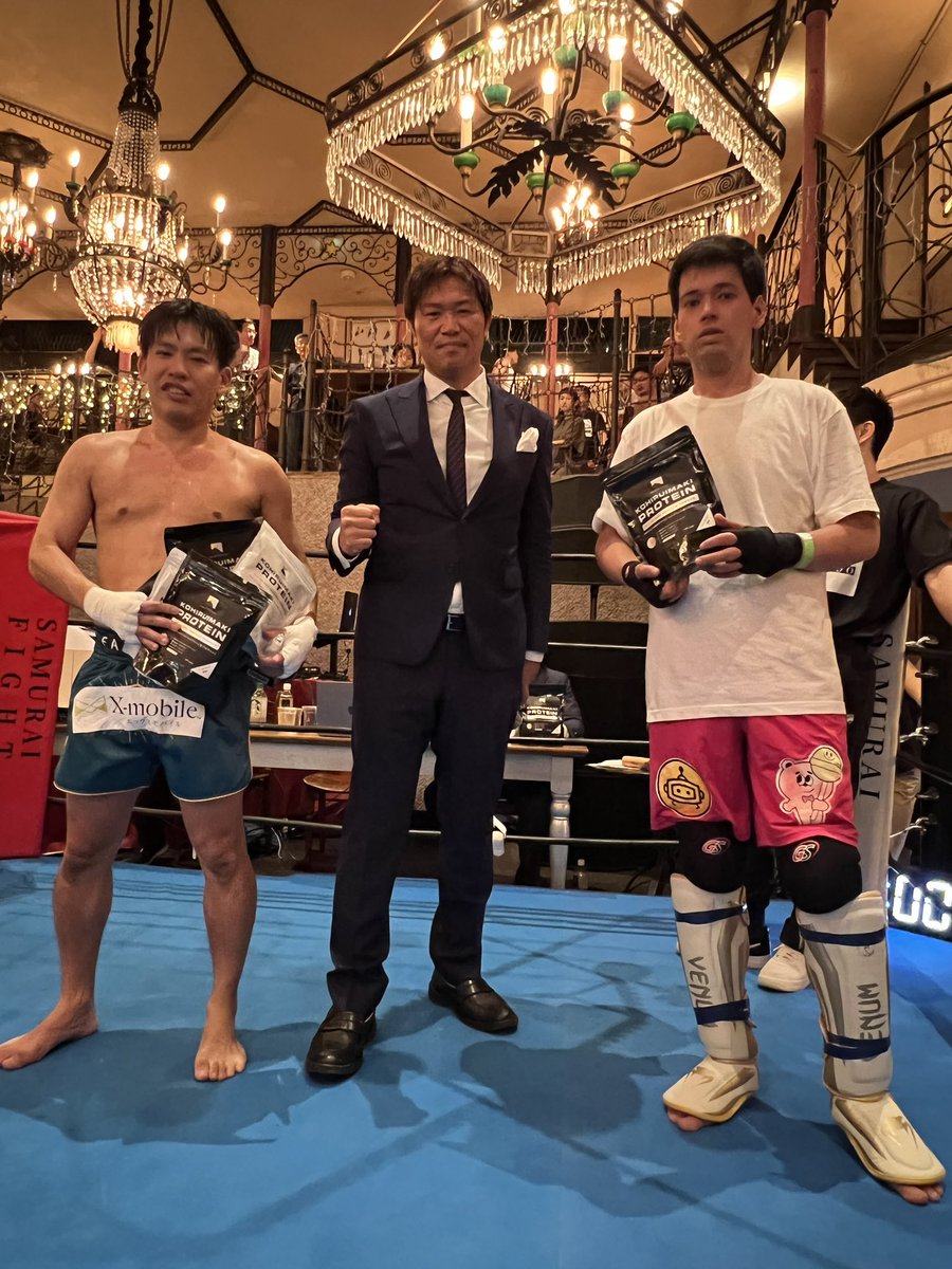 Samurai_fightB's tweet photo. 【今大会のMVP賞🏅】
メインマッチは、箕輪選手が見事なKO勝利を収め、箕輪選手が今大会のMVP賞を獲得しました‼️👏😊

🔸株式会社幻冬舎 編集者
　箕輪厚介
　　　　　vs
🔹漫画村創設者　　
　星野ロミ

#SAMURAIFIGHTBUSHIDO 
#コヒルイマキプロテイン 
@kohikick11 
＠minowanowa 
＠romi_hoshino https://t.co/KCKTlxrRdV
