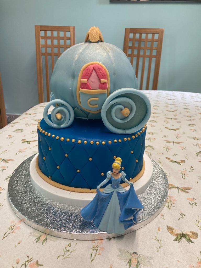 I was asked by my sister-in-law to make my Cinderella-mad niece her 18th birthday cake for our family party. This has been a labour of love, but I don't think it turned out too badly! 

Happy birthday Cerys! 

#cake #baking #cinderella #pumpkincarriage #18th #greatbritishbakeoff