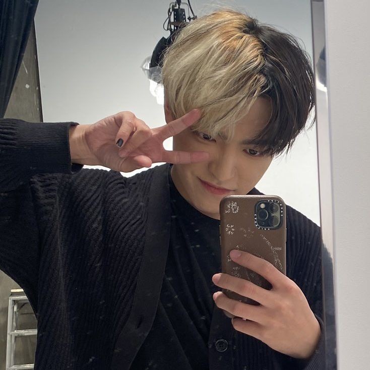 day 3 <3
hii im launy/evourein and im looking for fun and interactive #moots <3

- filo, he/she, 15
- mostly atinys , but any fandom is welcome <3
- not new to #kpoptwt or #stantwt
♡ / ↻to spread ty <3